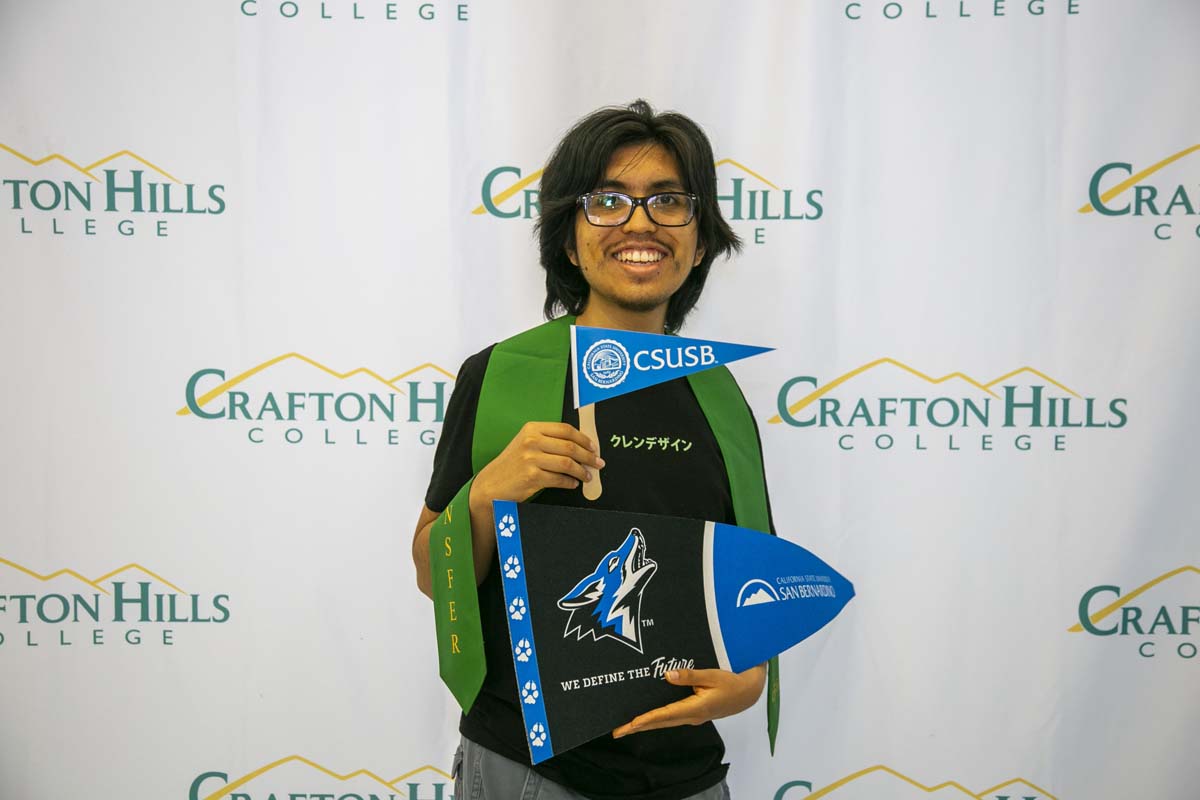 Students attend Transfer Dinner celebration with mascot Ryker.