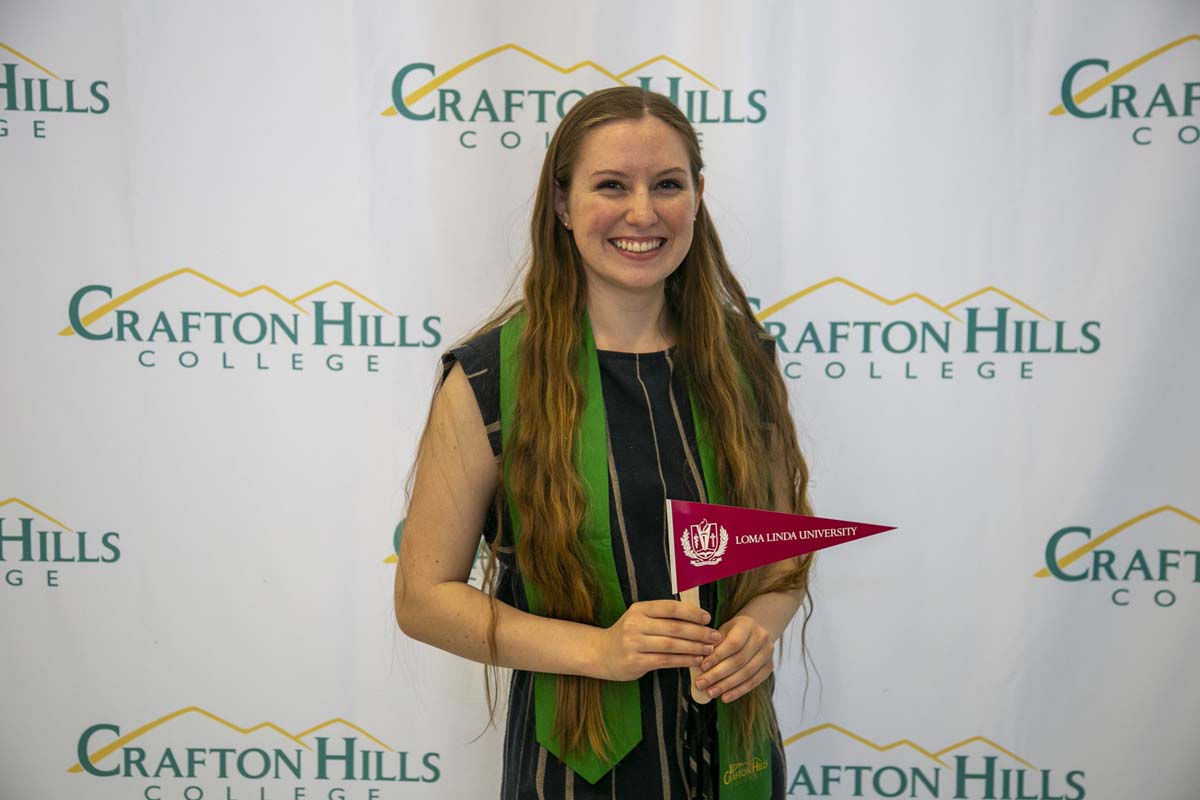 Students attend Transfer Dinner celebration with mascot Ryker.