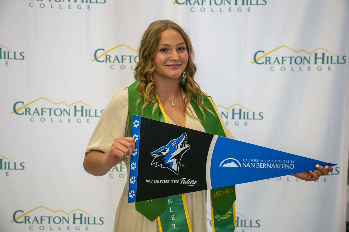 Students attend Transfer Dinner celebration with mascot Ryker.