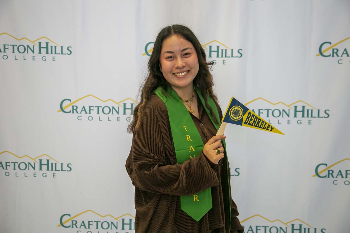 Students attend Transfer Dinner celebration with mascot Ryker.