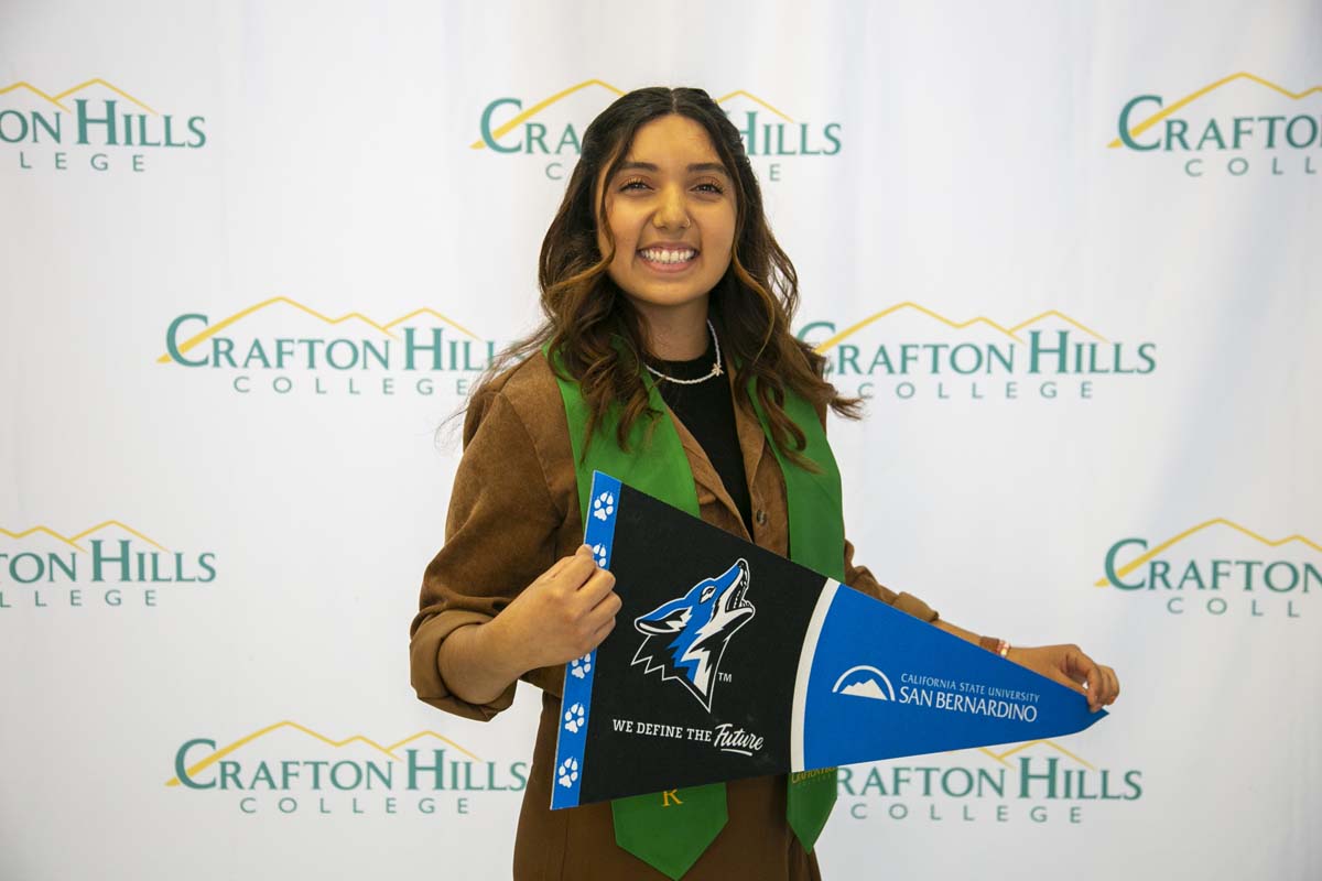 Students attend Transfer Dinner celebration with mascot Ryker.