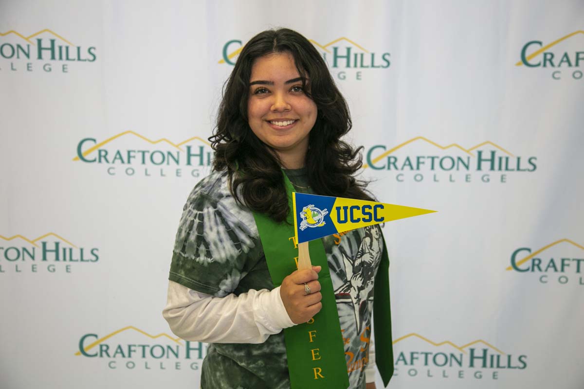 Students attend Transfer Dinner celebration with mascot Ryker.