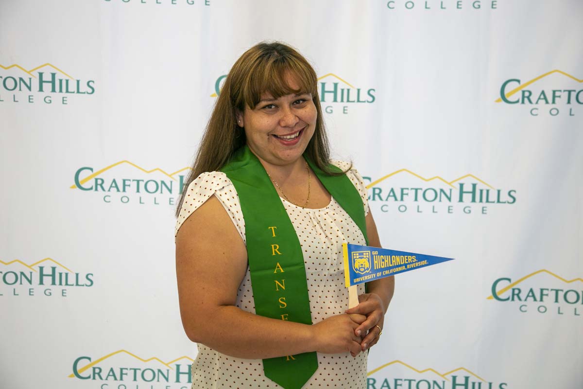 Students attend Transfer Dinner celebration with mascot Ryker.