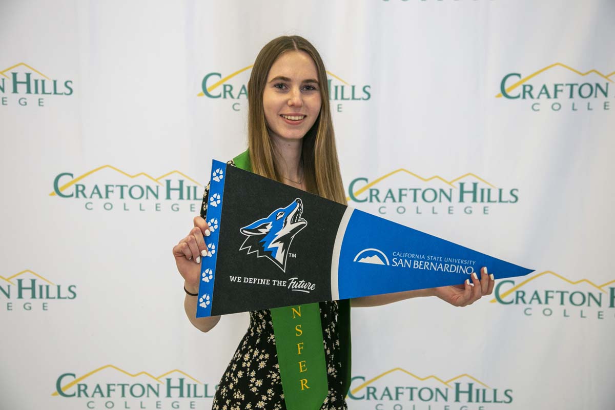 Students attend Transfer Dinner celebration with mascot Ryker.