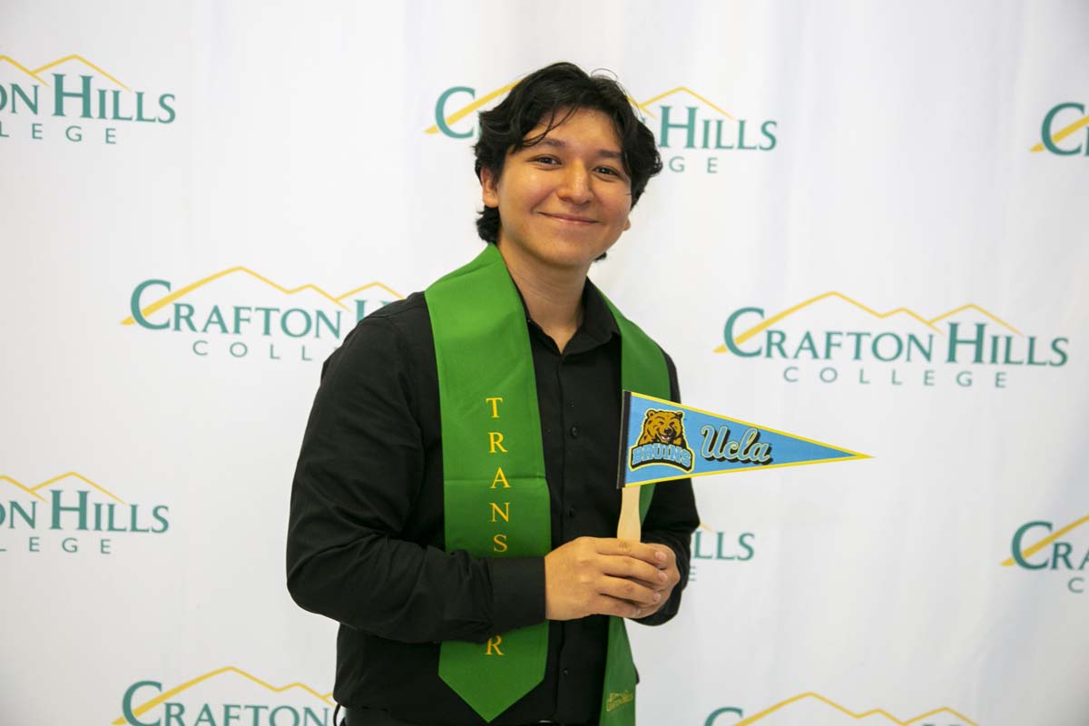 Students attend Transfer Dinner celebration with mascot Ryker.