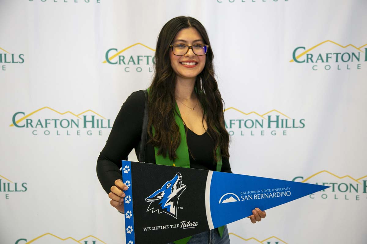 Students attend Transfer Dinner celebration with mascot Ryker.