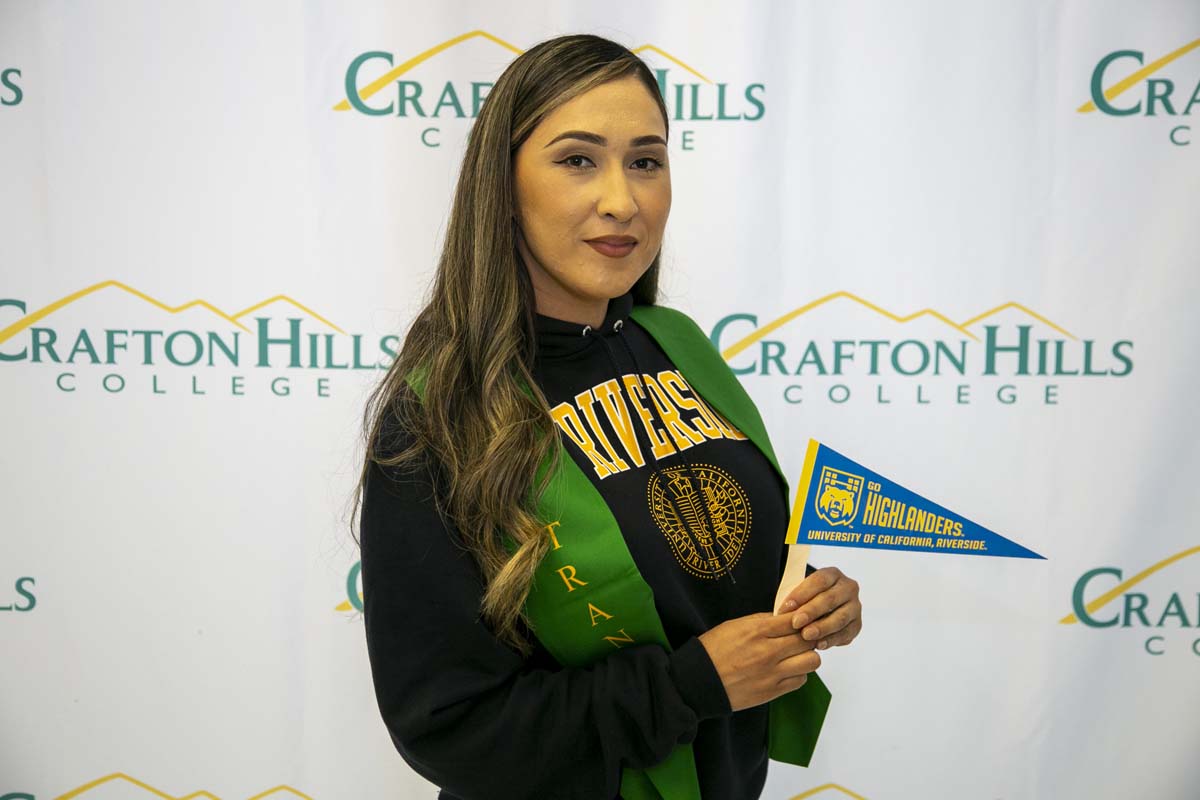 Students attend Transfer Dinner celebration with mascot Ryker.