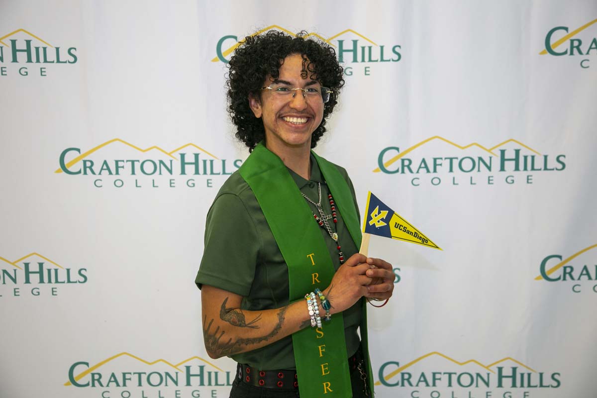 Students attend Transfer Dinner celebration with mascot Ryker.