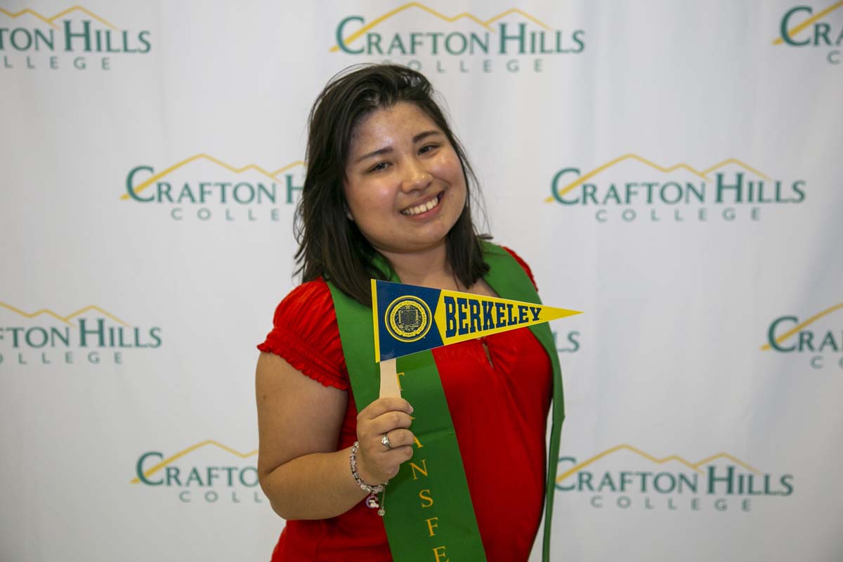 Students attend Transfer Dinner celebration with mascot Ryker.