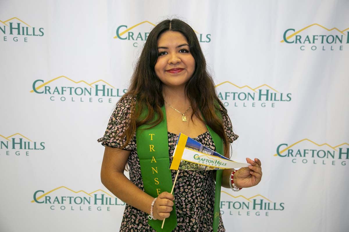 Students attend Transfer Dinner celebration with mascot Ryker.