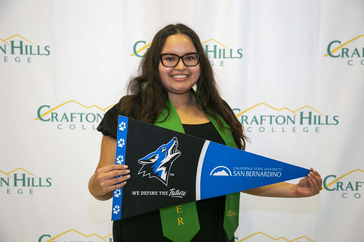 Students attend Transfer Dinner celebration with mascot Ryker.