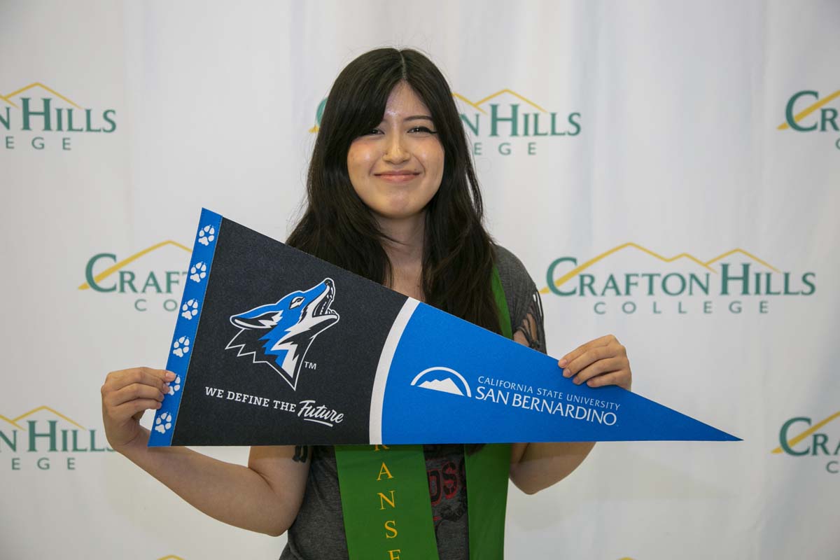 Students attend Transfer Dinner celebration with mascot Ryker.