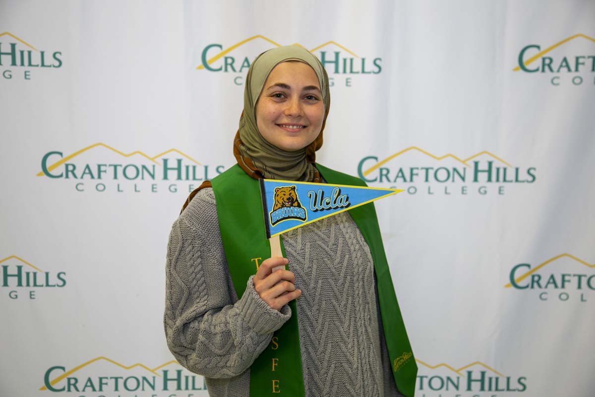 Students attend Transfer Dinner celebration with mascot Ryker.