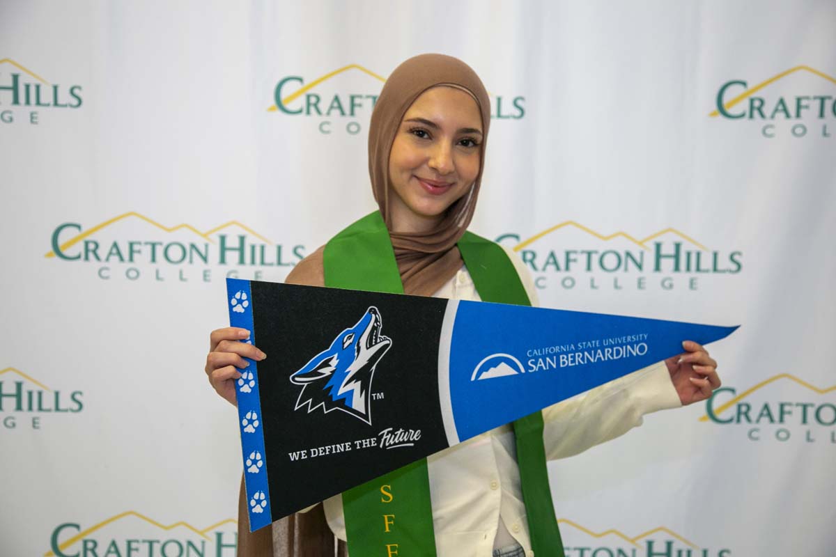 Students attend Transfer Dinner celebration with mascot Ryker.