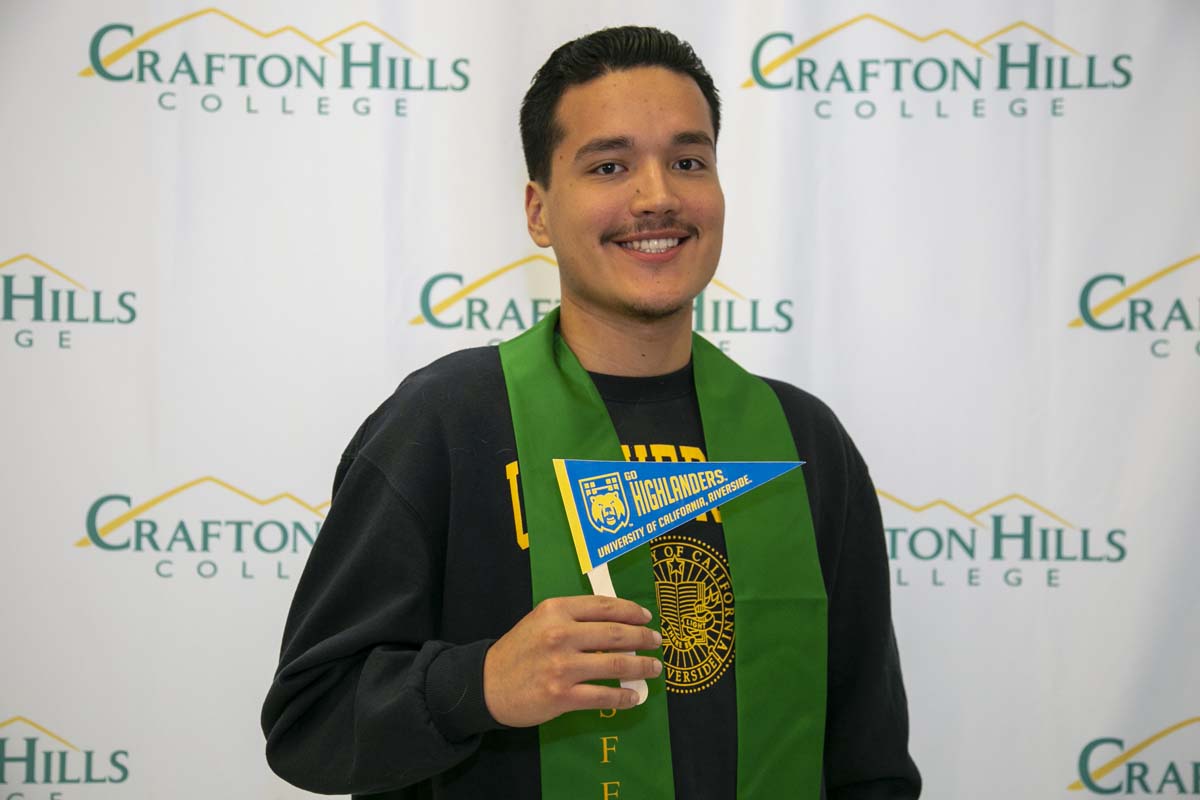 Students attend Transfer Dinner celebration with mascot Ryker.