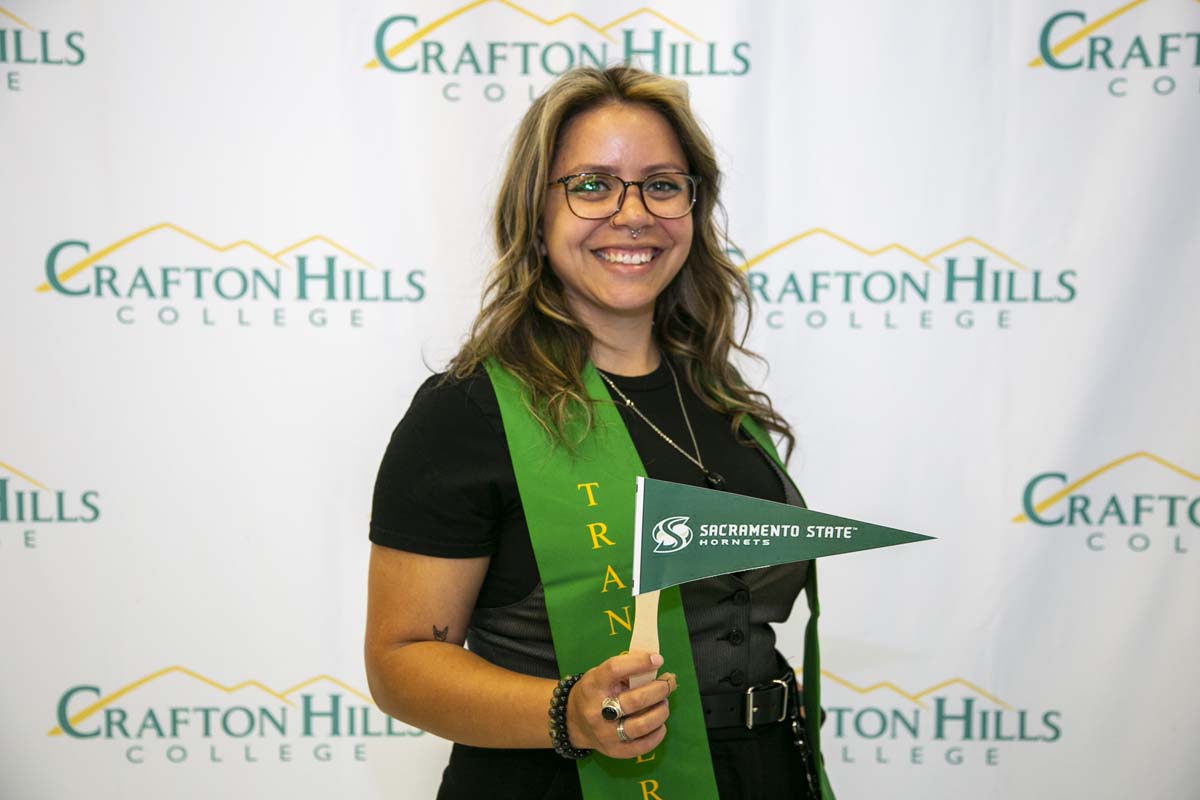 Students attend Transfer Dinner celebration with mascot Ryker.