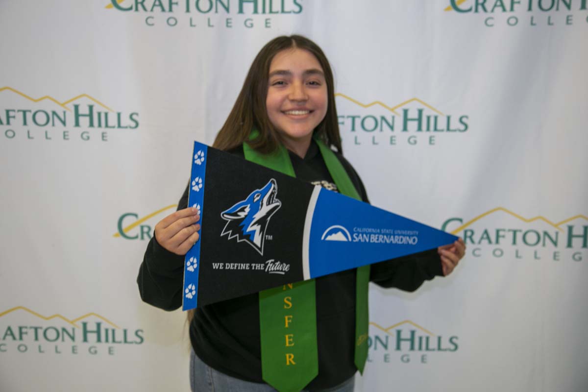 Students attend Transfer Dinner celebration with mascot Ryker.
