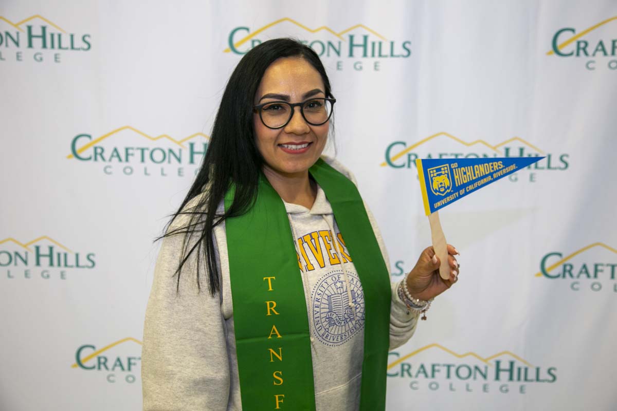 Students attend Transfer Dinner celebration with mascot Ryker.