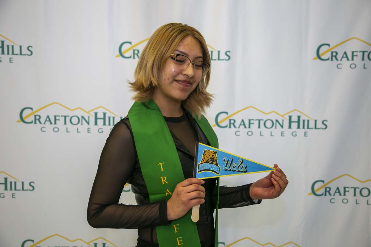 Students attend Transfer Dinner celebration with mascot Ryker.