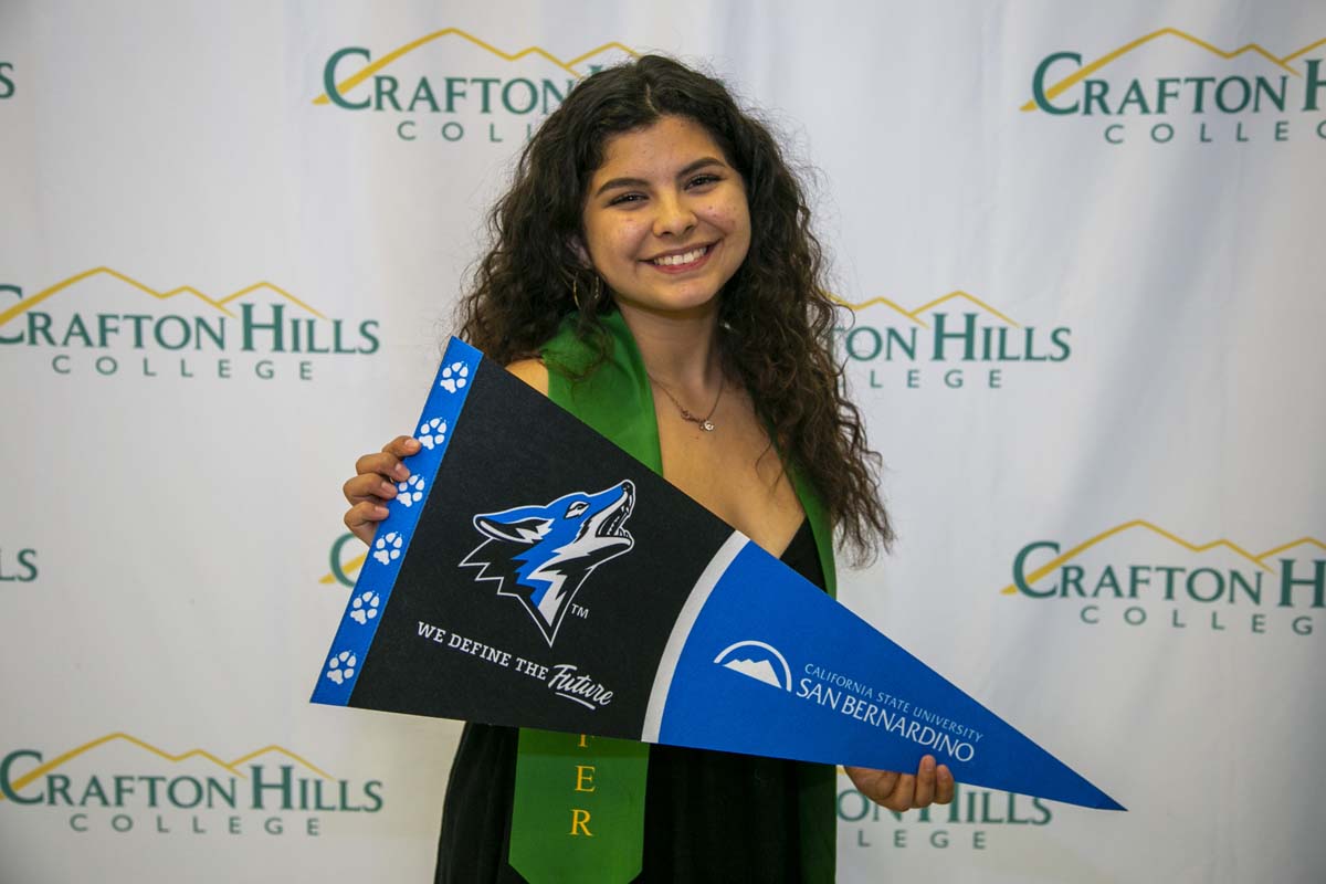Students attend Transfer Dinner celebration with mascot Ryker.