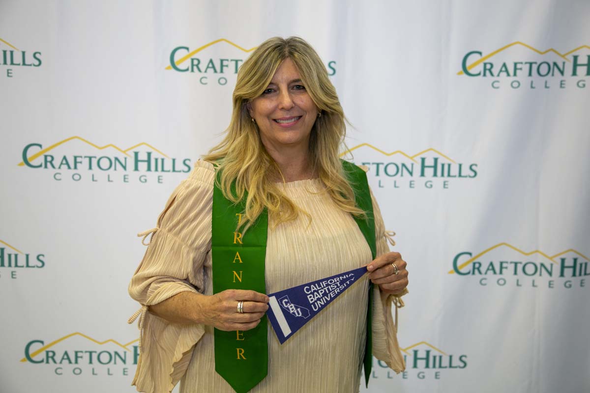 Students attend Transfer Dinner celebration with mascot Ryker.