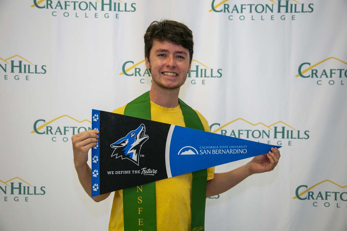 Students attend Transfer Dinner celebration with mascot Ryker.
