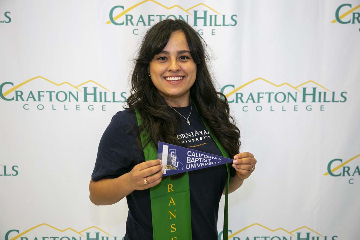 Students attend Transfer Dinner celebration with mascot Ryker.
