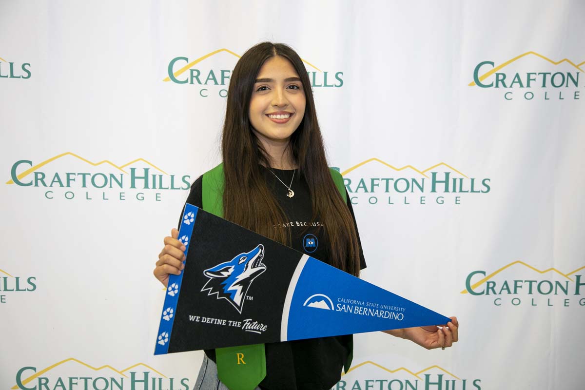 Students attend Transfer Dinner celebration with mascot Ryker.