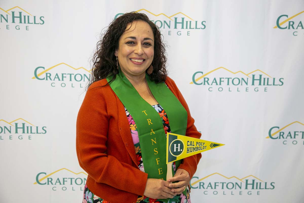 Students attend Transfer Dinner celebration with mascot Ryker.