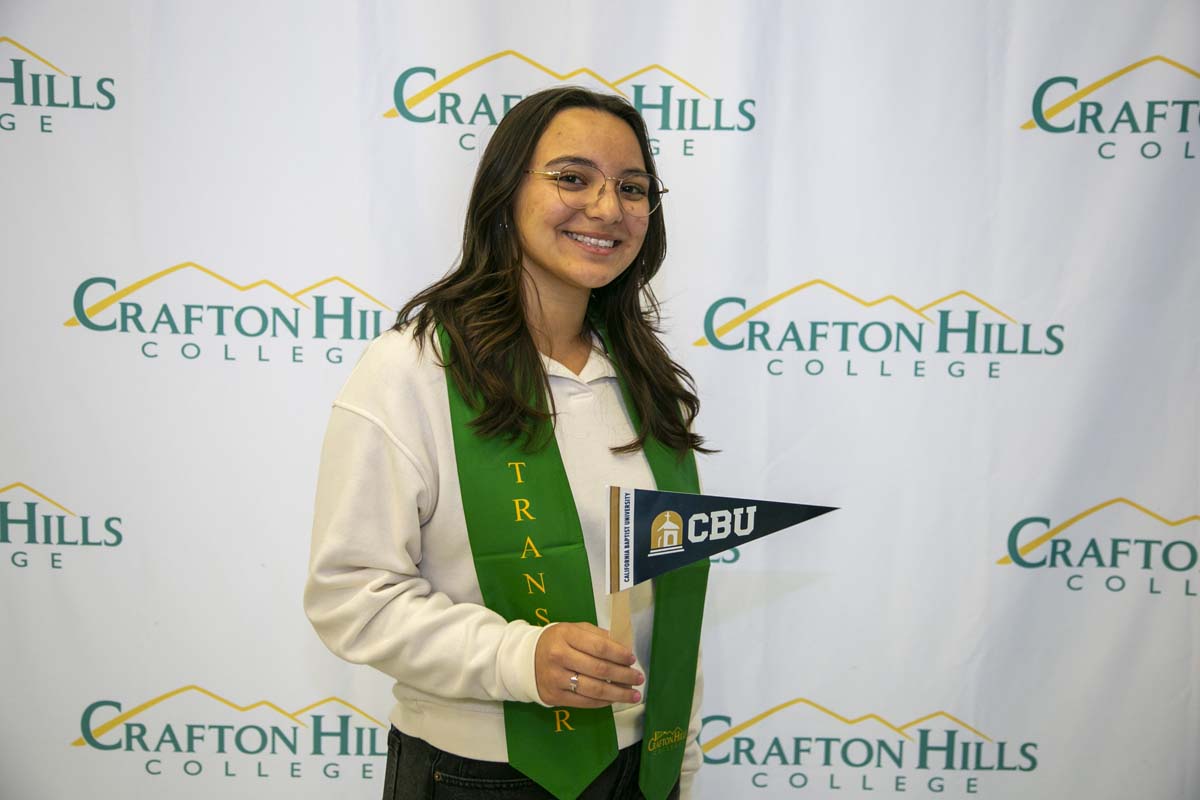 Students attend Transfer Dinner celebration with mascot Ryker.