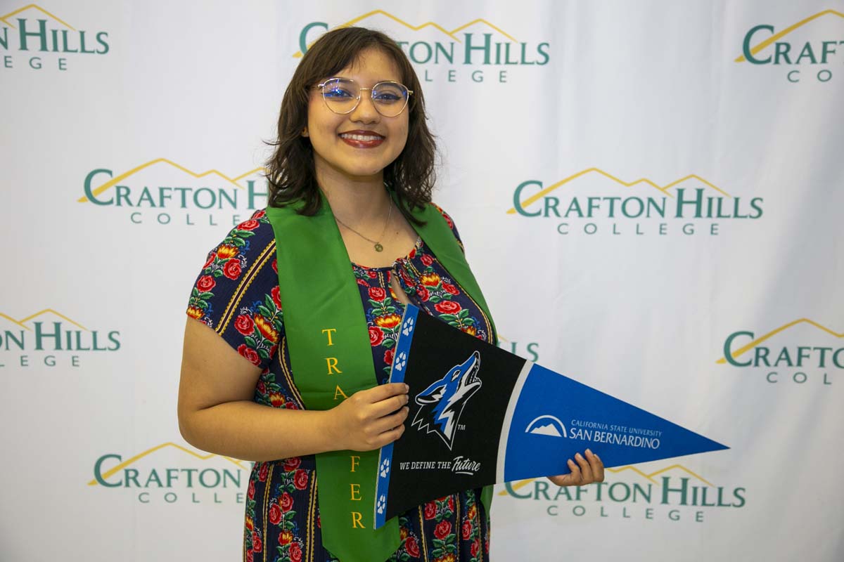 Students attend Transfer Dinner celebration with mascot Ryker.