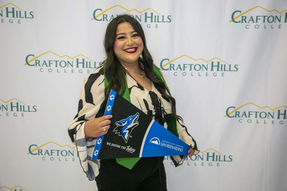 Students attend Transfer Dinner celebration with mascot Ryker.