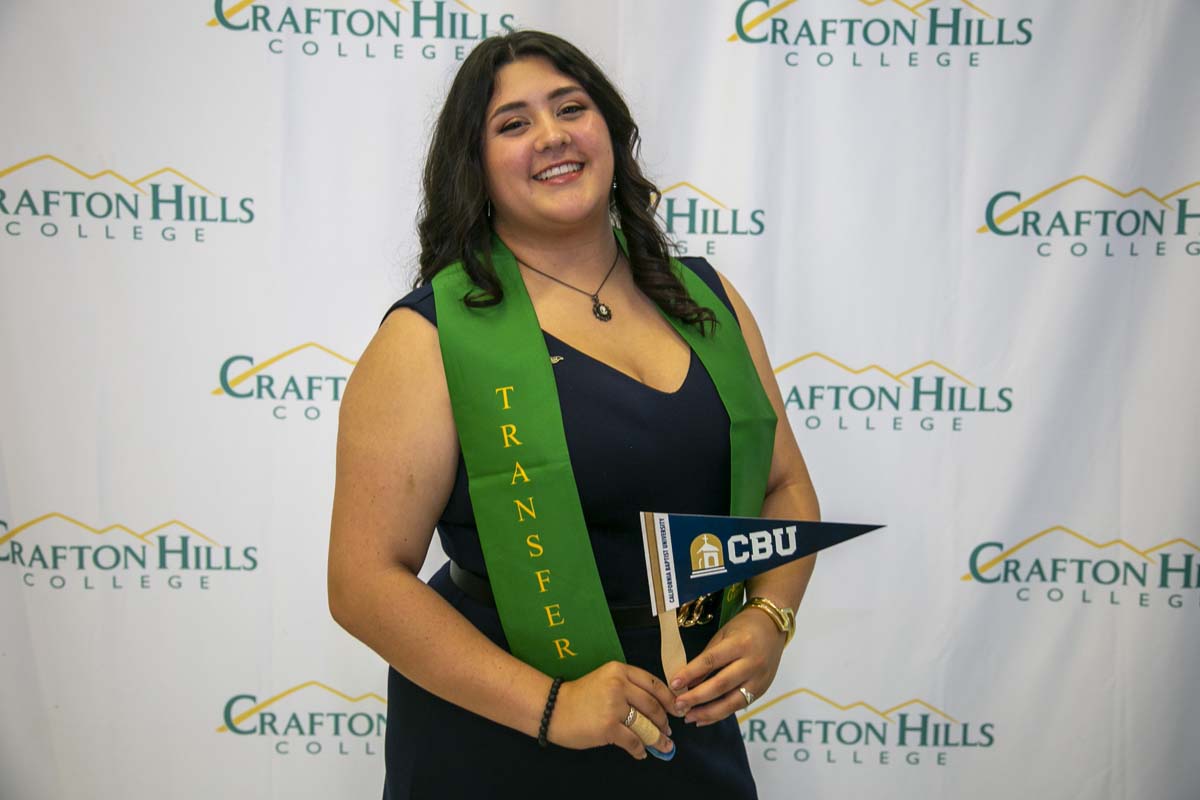 Students attend Transfer Dinner celebration with mascot Ryker.