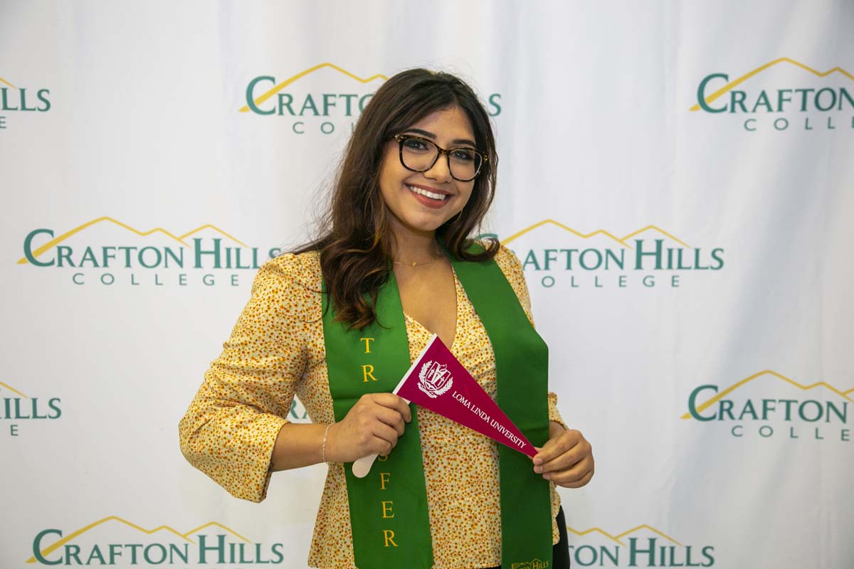 Students attend Transfer Dinner celebration with mascot Ryker.