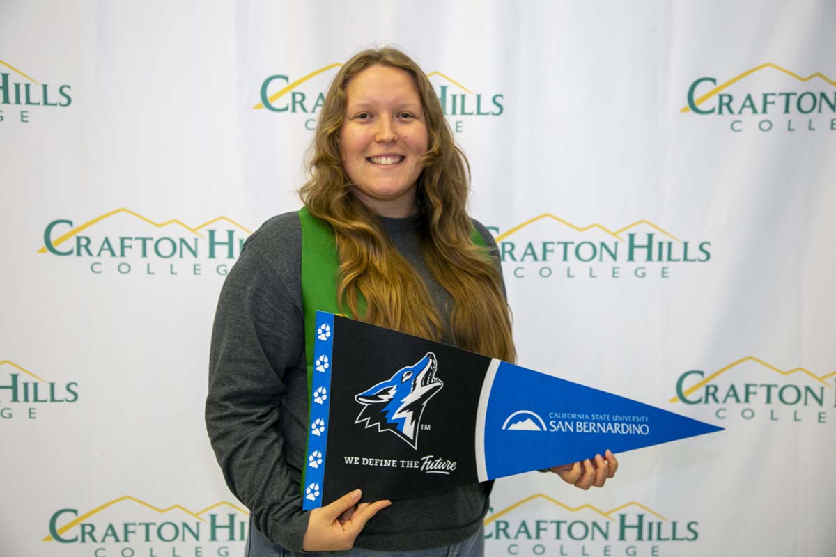 Students attend Transfer Dinner celebration with mascot Ryker.