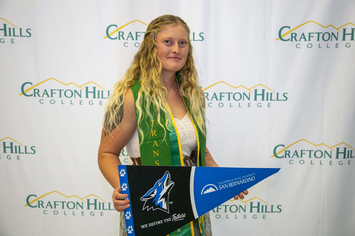 Students attend Transfer Dinner celebration with mascot Ryker.