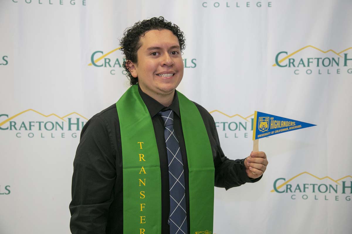 Students attend Transfer Dinner celebration with mascot Ryker.