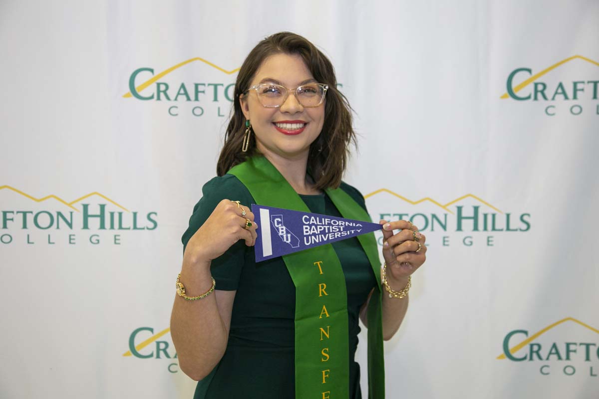 Students attend Transfer Dinner celebration with mascot Ryker.