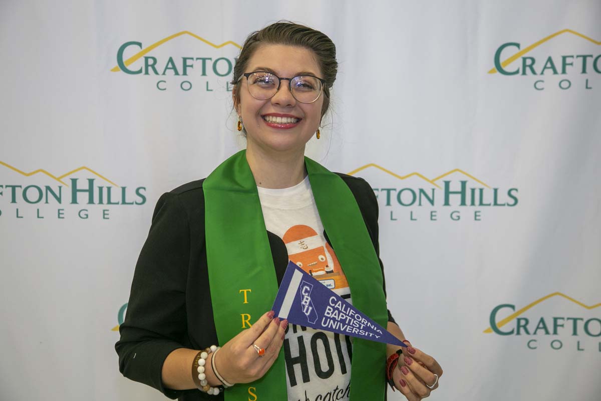 Students attend Transfer Dinner celebration with mascot Ryker.