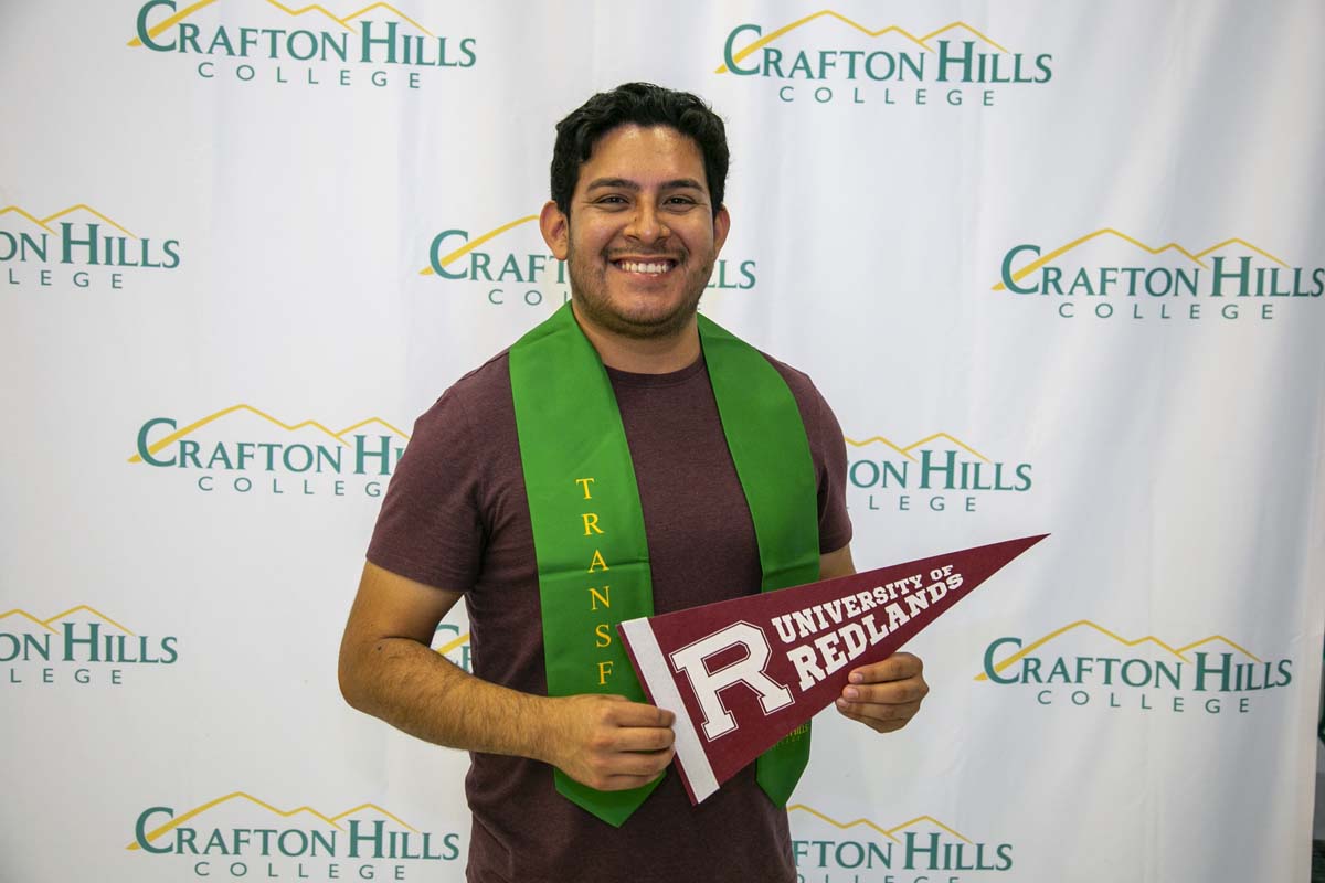 Students attend Transfer Dinner celebration with mascot Ryker.