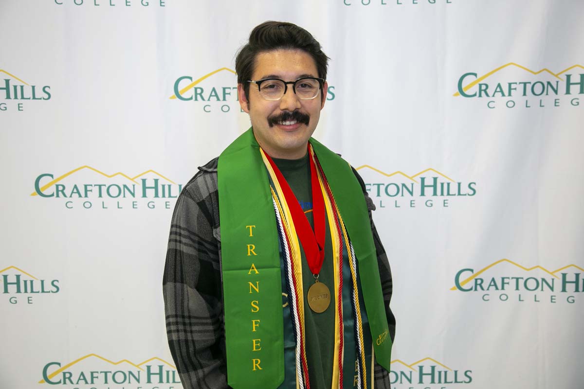 Students attend Transfer Dinner celebration with mascot Ryker.
