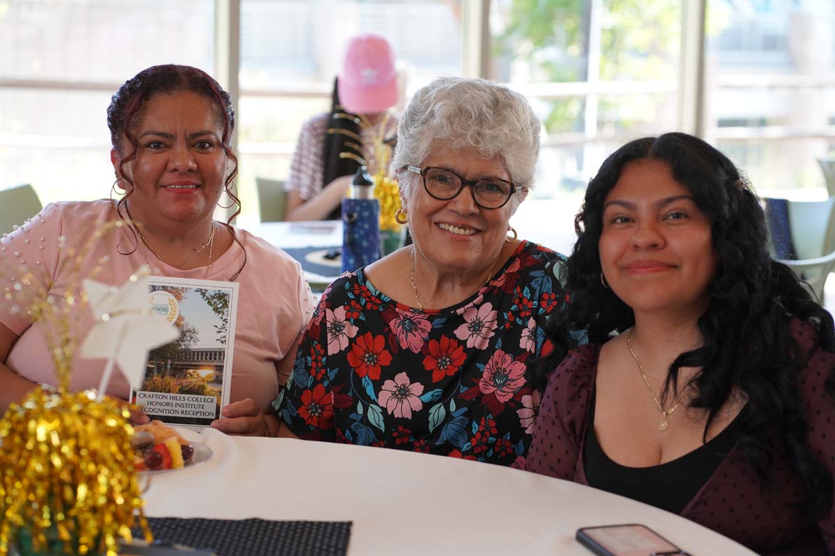 People enjoying the Honors Banquet