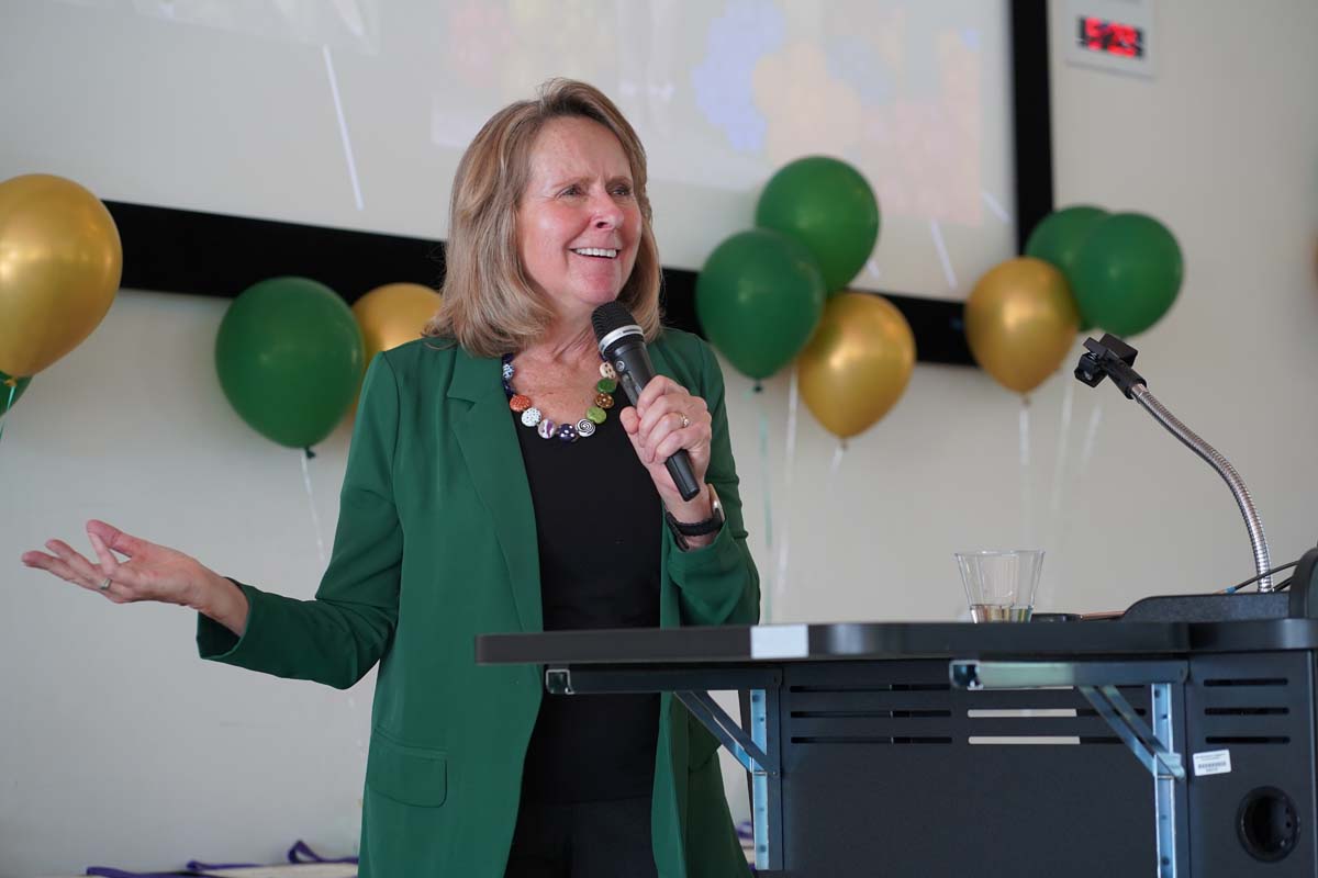 People enjoying the Honors Banquet
