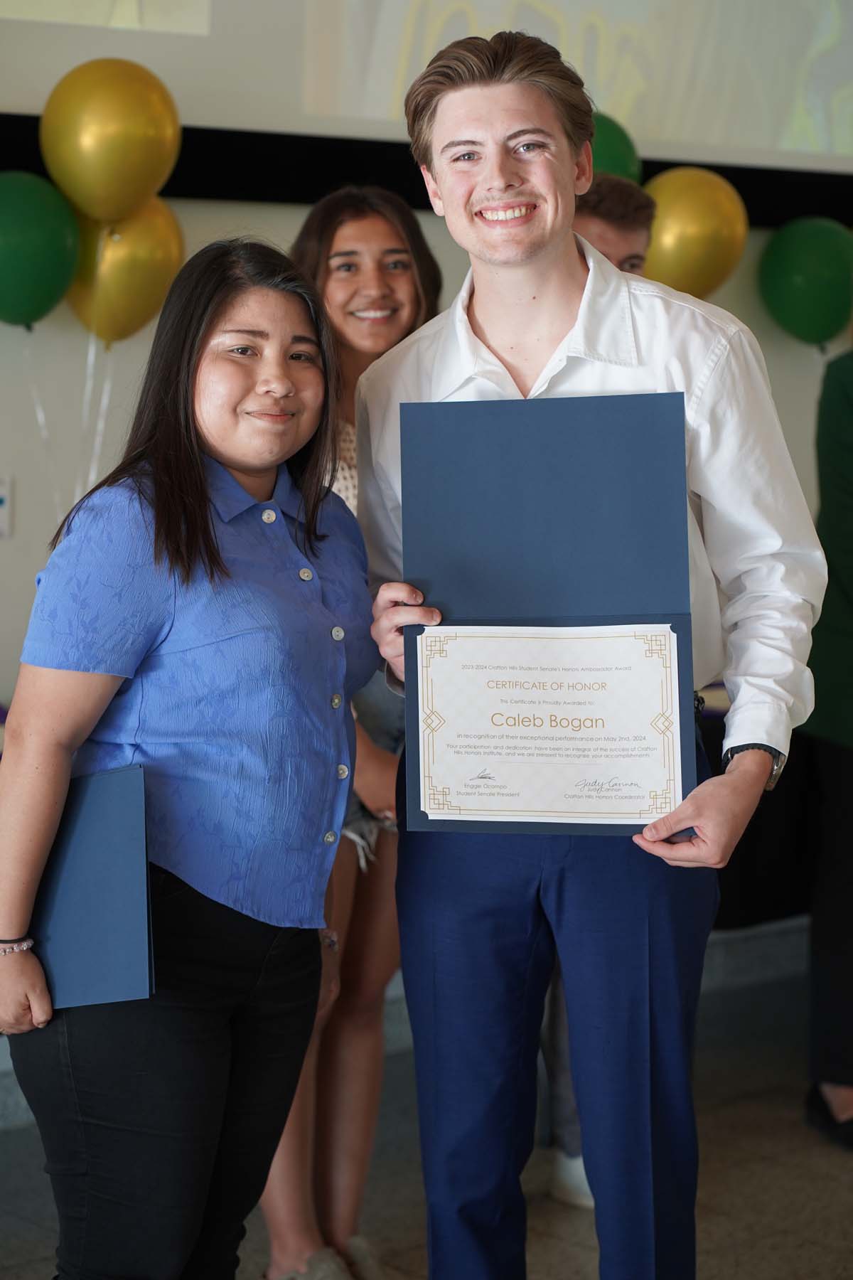People enjoying the Honors Banquet