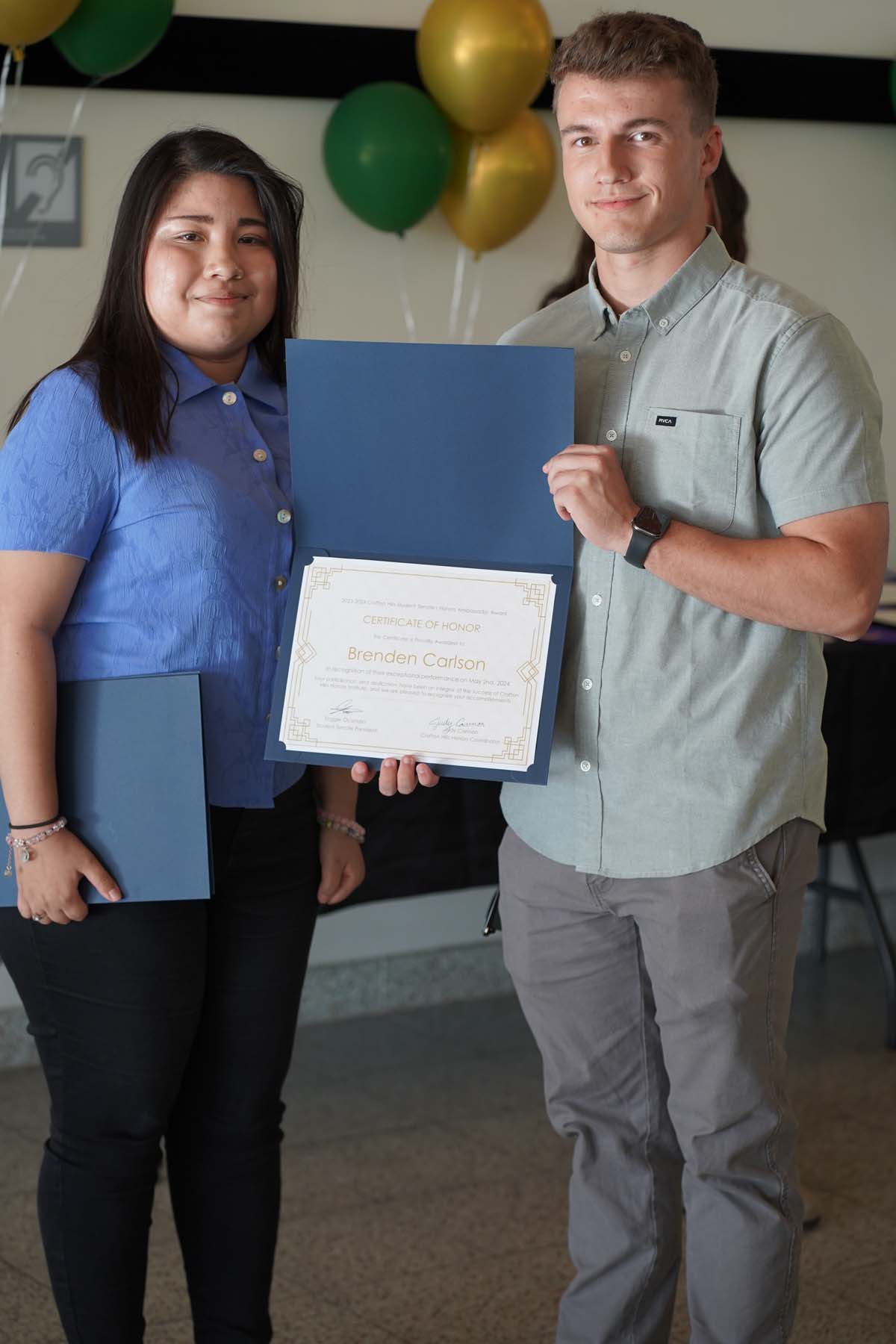 People enjoying the Honors Banquet