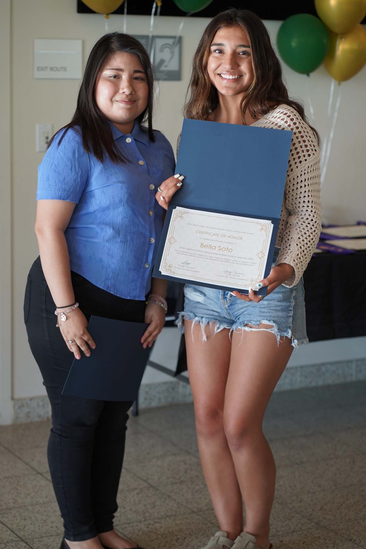 People enjoying the Honors Banquet
