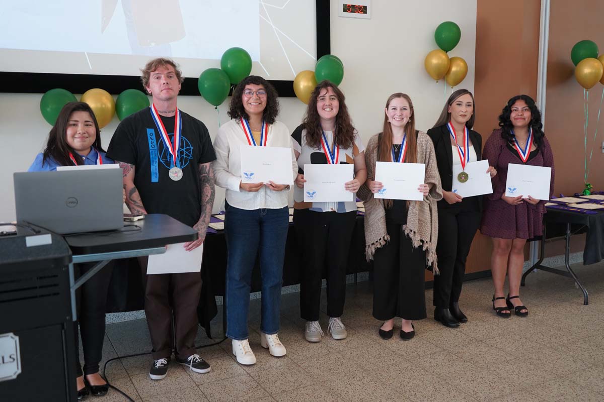 People enjoying the Honors Banquet