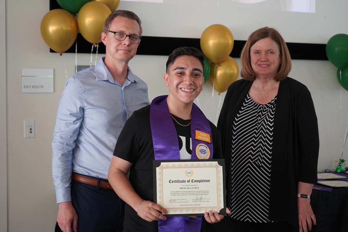 People enjoying the Honors Banquet