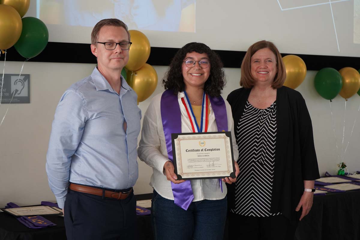 People enjoying the Honors Banquet