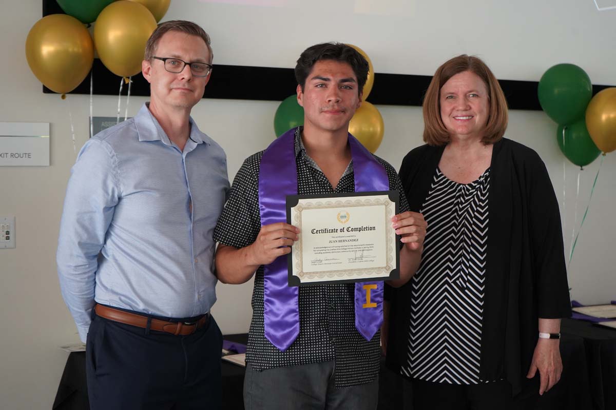People enjoying the Honors Banquet